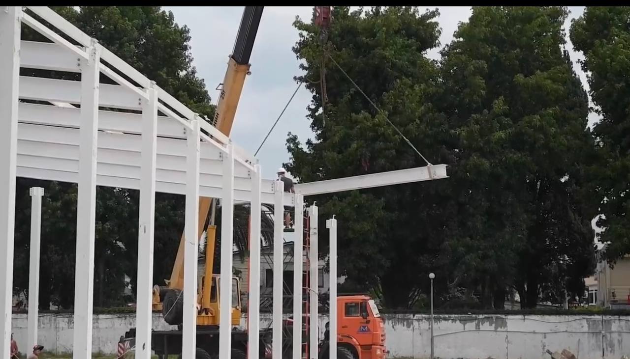 Монтаж металлокаркаса краном
